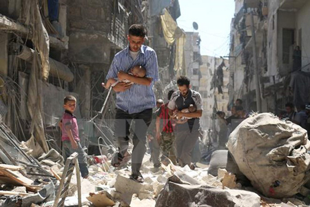 Sơ tán các em nhỏ Syria ra khỏi một tòa nhà bị sập sau vụ không kích nhằm ở thành phố Aleppo.